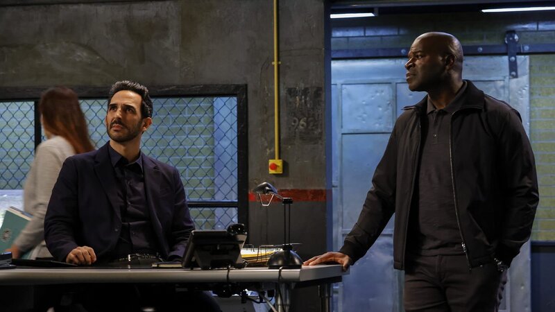 l-r: Aram Mojtabai (Amir Arison), Dembe Zuma (Hisham Tawfiq) – Bild: AXN Black