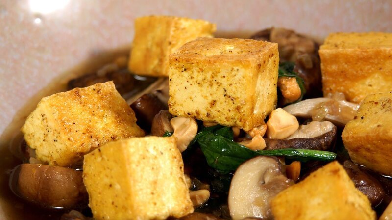 Tofu in Curry gebraten mit sauer-scharfen Pilzen. Weiteres Bildmaterial finden Sie unter www.br-foto.de. – Bild: BR/​Frank Johne