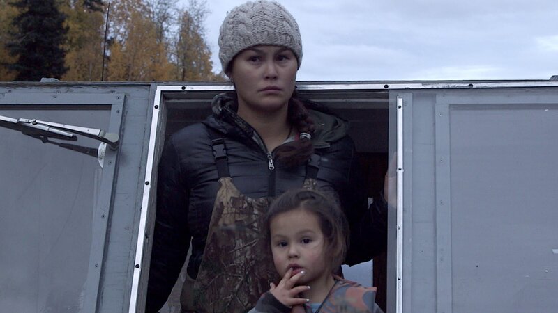 Courtney Agnes slows the boat when she thinks she has spotted a good hunting spot, while her daughter Carrie Agnes chews on her finger nails. – Bild: Discovery Channel /​ Discovery Communications
