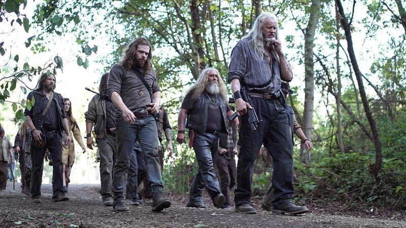 L-R: Ed Heavey als Bhradain Shay, Eddie Beveridge als Phil’Up, David Morse als Big Foster Farrell – Bild: Sony Pictures Television Inc. and Tribune Entertainment Company, LLC.