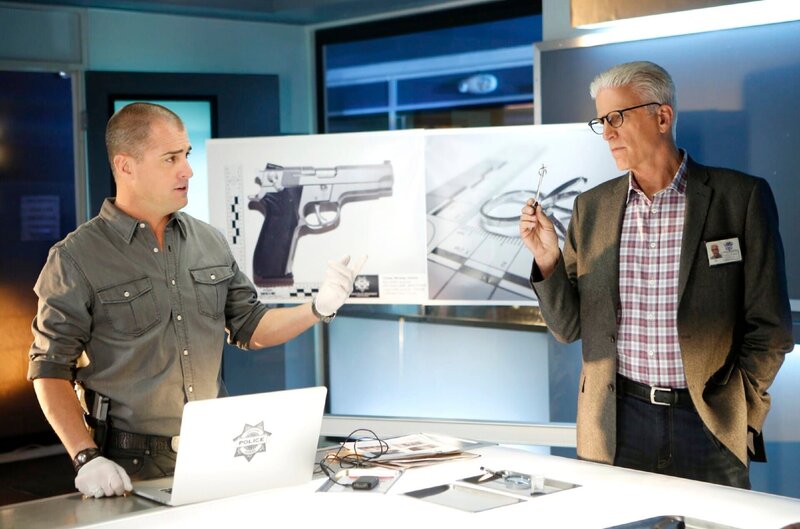 Nick Stokes (George Eads, l.) und D.B. Russell (Ted Danson) suchen nach Spuren, die sie zum Mörder von Audrey Berman führt. – Bild: TVNOW /​ CBS