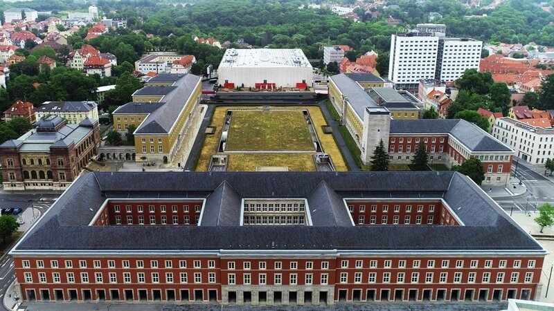 Überreste aus der NS-Zeit: das ehemalige Gauforum in Weimar. – Bild: Honorarfrei – nur für diese Sendung bei Nennung ZDF und Sebastian Felsch.