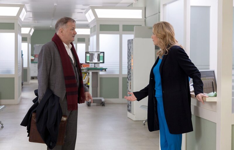 Sarah Marquardt (Alexa Maria Surholt) erfährt von Dr. Roland Heilmann (Thomas Rühmann), dass er auf dem Weg zu einem Anwalt ist. Dass die Sachsenklinik Roland auf Schadensersatz verklagt, ist die eine Sache. Dass aber niemand vorher wenigstens mit ihm darüber geredet hat, eine ganz andere. – Bild: MDR/​Saxonia Media/​Rudolf Wernicke
