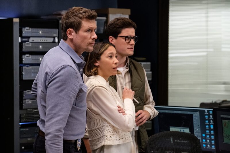 L-R: Charlie Hudson (John Reardon), Sarah Truong (Mayko Nguyen) und Jesse Mills (Justin Kelly) – Bild: Derm Carberry /​ D.CARBERRY