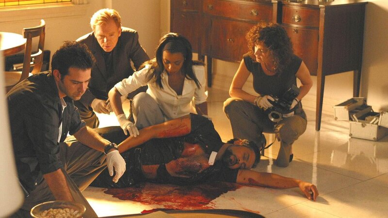 Vater Carlos, ein katholischer Priester, wurde ermordet. Das CSI-Team (v.l. Rory Cochrane, David Caruso, Khandi Alexander, Kim Delaney) beginnt mit den Ermittlungen. – Bild: TVNOW, CBS