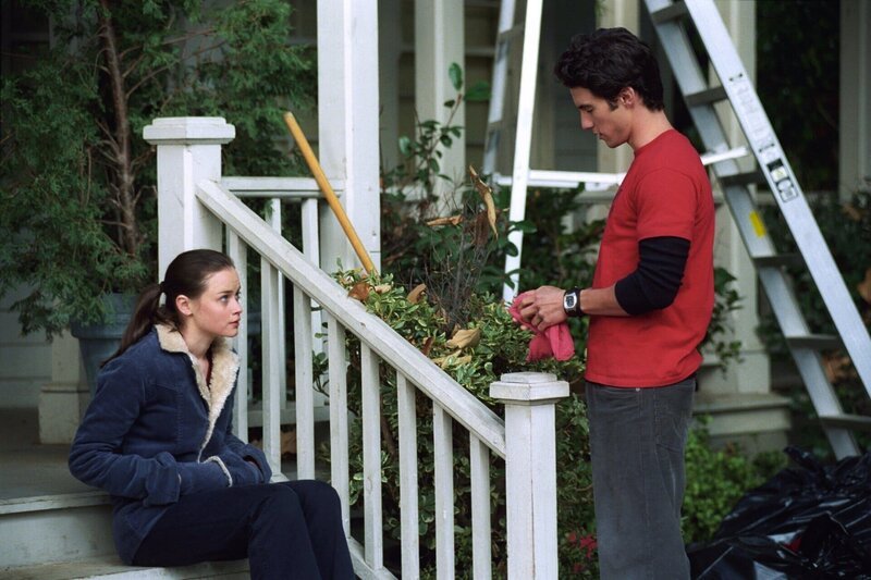 Nachdem Dean Rory (Alexis Bledel, l.) darauf aufmerksam gemacht hat, dass sie sein Armband verloren hat, beginnt diese überall in der Stadt danach zu suchen. Weiß Jess (Milo Ventimiglia, r.) mehr über den Verbleib des Armbandes, als er zugibt? – Bild: Warner Bros. Entertainment, Inc.
