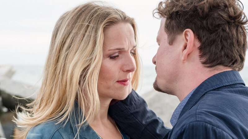 Praxis mit Meerblick – Der Prozess Zärtliche Momente: Tanja Wedhorn als Nora Kaminski, Shenja Lacher als Matthias Butenschön. – Bild: SRF/​ARD Degeto/​Boris Laewen