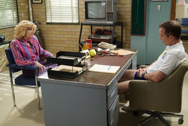 Wendi McLendon-Covey (Beverly Goldberg), Bryan Callen (Mr. Mellor). – Bild: Sony Pictures Television Inc.