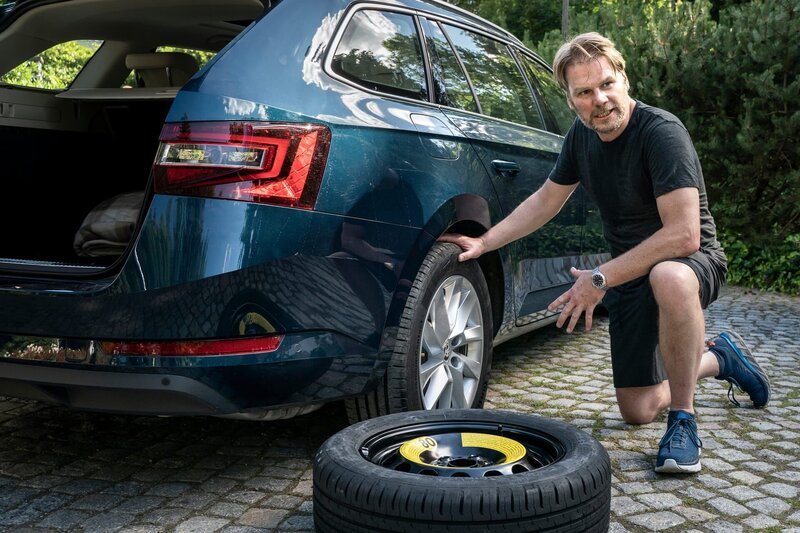 Nicht willkommen in Hartenstein? Robert Winkler (Kai Scheve) muss einen aufgeschlitzten Reifen wechseln. – Bild: 3sat