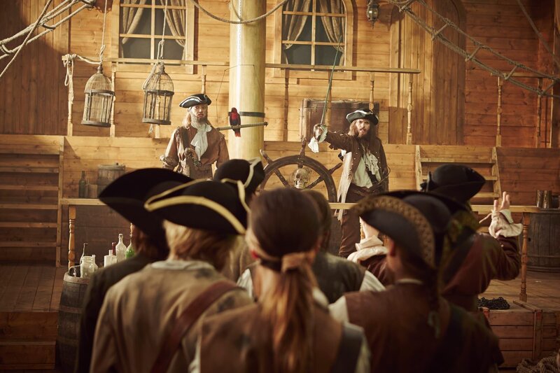 Judith Richter (links) und Isabell Polak als Mary Read und die berüchtigte Piratin Anne Bonny bei einer Ansprache an ihre Crew. – Bild: Kristof Galgoczi Nemeth