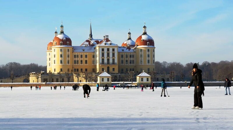 Eine Reise zu den schönsten Burgen und Schlössern Deutschlands. An der Reiseroute liegen die Wartburg in Eisenach, Schloss Moritzburg in Sachsen und natürlich Schloss Sanssouci in Potsdam. Auch nach hunderten von Jahren lohnt sich ein Besuch in den historischen Gemäuern. – Bild: rbb/​MDR