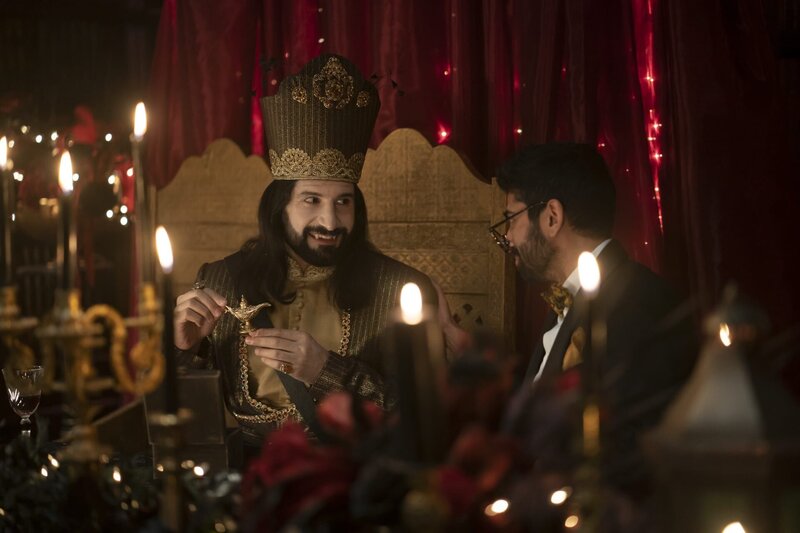 Nandor (Kayvan Novak, l.); Djinn (Anoop Desai, r.) – Bild: FX Networks. /​ Martin Russ