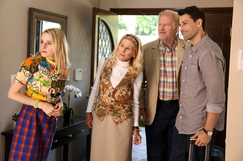 L-R: Mary Louise Bennigan (Katie O’Brien), Joanna Bennigan (Alley Mills), John-Paul Bennigan (Ed Begley Jr.), Hot Dad (Ryan Caltagirone) – Bild: Comedy Central