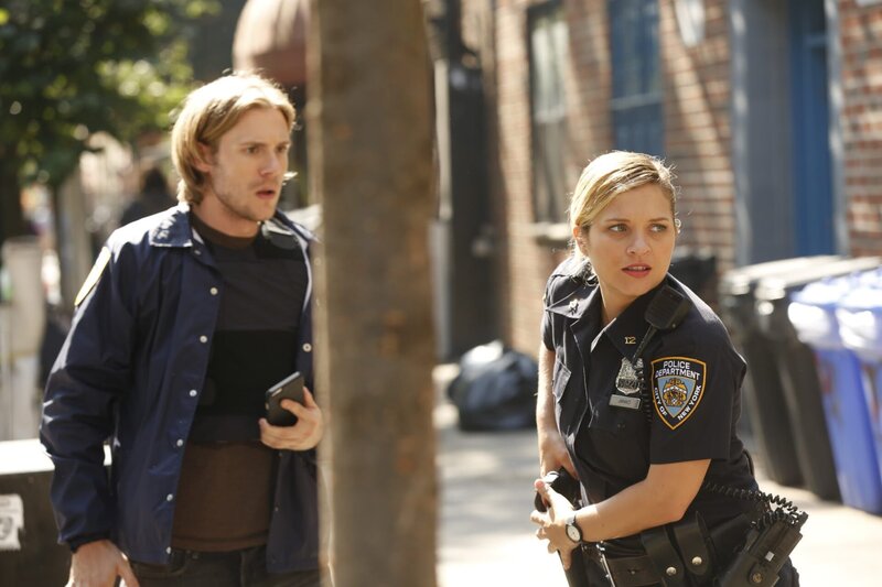 Zachary Booth als Lorenzo Colt, Vanessa Ray als Eddie Janko. – Bild: CBS Broadcasting Inc.