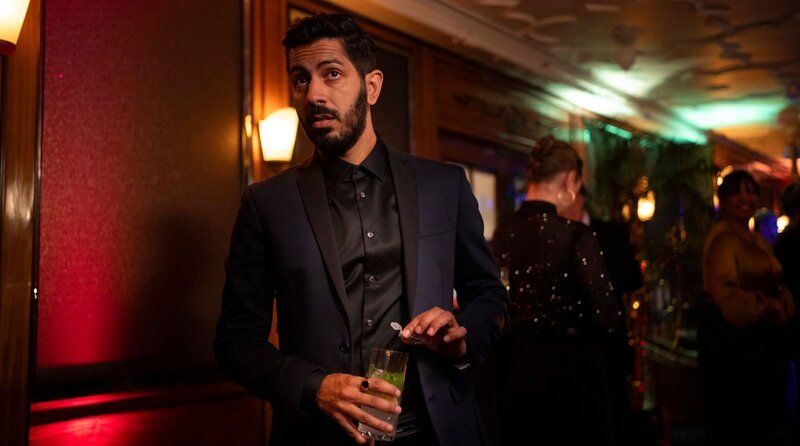 Andres Gongora (Thiago Braga de Oliviera) genißt als Botschaftsangehöriger diplomatische Immunität, die er für seine Straftaten weidlich ausnutzt. – Bild: ARD/​Georges Pauly