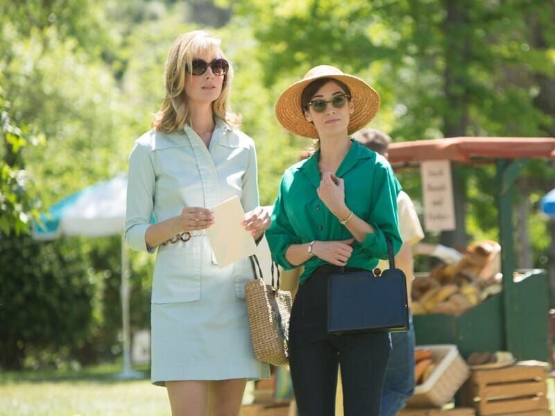 Caitlin Fitzgerald as Libby Masters and Lizzy Caplan as Virginia Johnson in Masters of Sex (season 3, episode 1) – Photo: Michael Desmond/​SHOWTIME – Photo ID: MastersofSex_301_0738 – Bild: Sony Pictures Television Inc. and Showtime Networks Inc. All rights reserved.