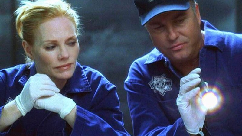 Im Fleischwolf einer Fleischfabrik wird ein menschliches Körperteil identifiziert. Gil (William Petersen) und Catherine (Marg Helgenberger) nehmen die Ermittlungen auf. – Bild: TVNOW /​ CBS