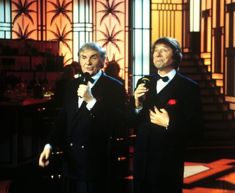 Auf der Bühne gefeiert, dahinter oft allein mit ihren Problemen: Harald Juhnke und Udo Jürgens – zwei unserer Musikstars. – Bild: ZDF und Peter Bischoff/​Getty Images.