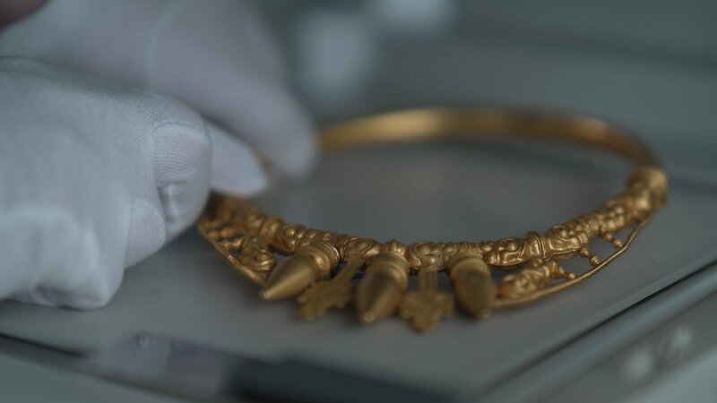 Der keltische Halsreif vom Goldschatz am Glauberg, Keltenwelt am Glauberg. – Bild: ZDF