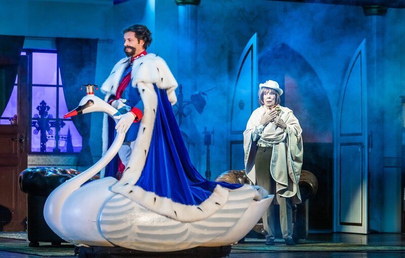 König Ludwig II. (Sepp Daser) und Martha Heiß (Heide Ackermann). – Bild: Peter Krivograd /​ BR