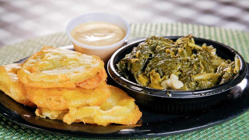 Gebratene grüne Tomaten und Rübengrün sind beliebte Beilagen aus dem Süden, die in Irondale, Alabama, im „Irondale Café“ serviert werden, einem „Fleisch und drei“-Restaurant, in dem die Gäste zwischen einem Fleisch und drei Beilagen wählen können. – Bild: ORF/​Warner/​The Travel Channel