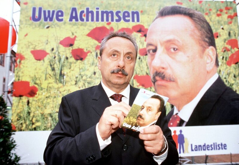 Politik wird wieder ernst: Erwin Strunz (Wolfgang Stumph) präsentiert sich auf den Wahlplakaten ohne das übliche Grinsen. – Bild: ARD Degeto/​ARD Degeto/​Steffen Junghans