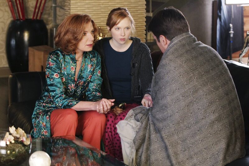 Castle (Nathan Fillion, r.) bittet Alexis (Molly C. Quinn, M.) und Martha (Susan Sullivan, l.) um einen etwas seltsamen Gefallen … – Bild: American Broadcasting Companies, Inc.