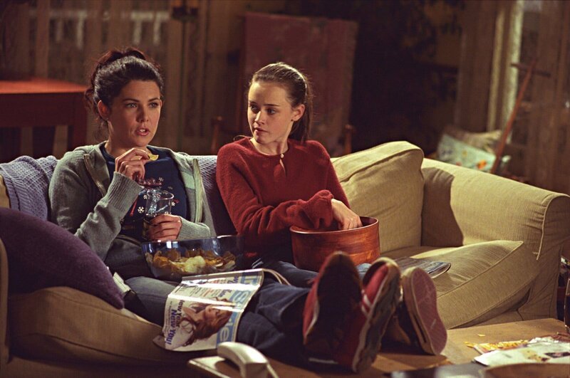 Lorelai (Lauren Graham, l.) muss sich ein Eingeständnis machen, während Christophers Freundin großes Interesse an Rory (Alexis Bledel, r.) zeigt … – Bild: Warner Bros. Entertainment, Inc.