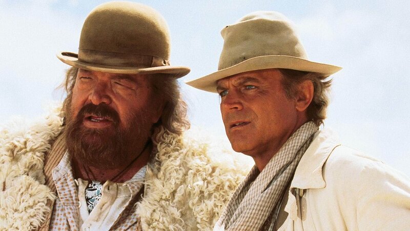 Der Harte und der Smarte sind zurück: Terence Hill (r.) und Bud Spencer spielen die zwei ungleichen Brüder Travis und Moses, die sich seit Jahren nicht mehr gesehen haben, denn immer wenn sie aufeinander treffen, gibt es Streit und Turbulenzen. – Bild: RTL Deutschland Der Harte und der Smarte sind zurück: Terence Hill (r.) und Bud Spencer spielen die zwei ungleichen Brüder Travis und Moses, die sich seit Jahren nicht mehr gesehen haben, denn immer wenn sie aufeinander treffen, gibt es Streit und Turbulenzen. – Bild: RTL Deutschland