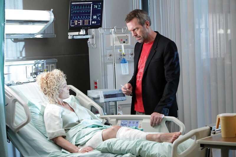 Als Alice Tanner (Amy Irving) sich nach ihrem missglückten Suizidversuch nicht weiter behandeln lassen will, weckt dies House’ (Hugh Laurie) Interesse: Er will wissen, was eine erfolgreiche Schriftstellerin für einen Grund hat, sich das Leben zu nehmen. – Bild: TVP