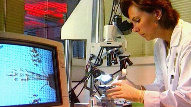 Die forensische Wissenschaft ist heute so weit, dass man den Täter anhand von kleinsten Spuren dingfest machen kann. – Bild: RTL