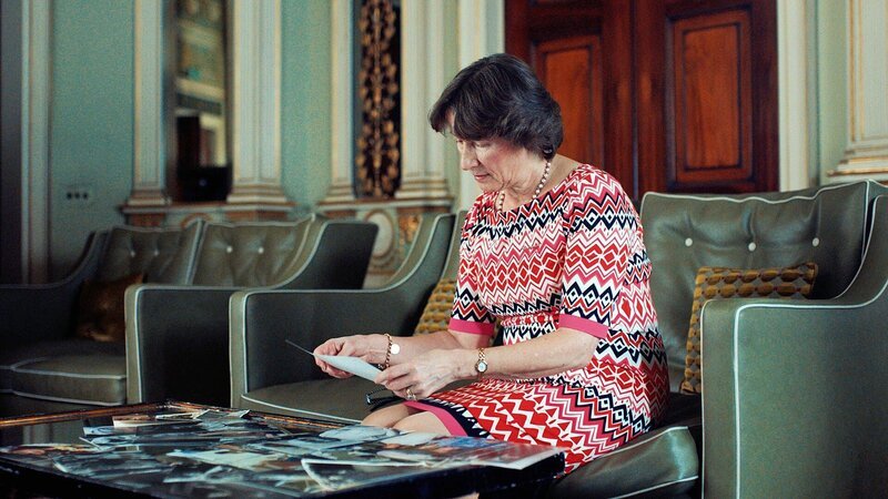 Diana Macfarlane, die Cousine der Prinzessin, erinnert sich gemeinsame Erlebnisse in der Kindheit und Jugend. „Sie war voller Leben und liebte Streiche“, schildert sie im Film. Zum 25. Todestag der Prinzessin zeigt „ZDF-History“ eine bewegende Dokumentation über „Diana – wie sie wirklich war“. – Bild: Nutzungsrecht: 17.07.2022 – 28.08.2022/​72Films All 3 Media International