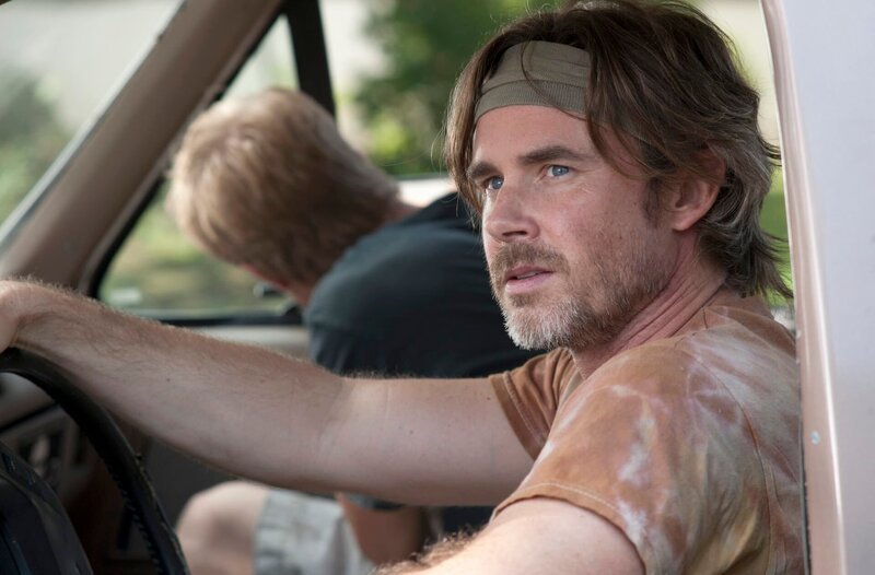 Nachbar Jeff (Sam Trammell) ist immer zur Stelle, wenn Hilfe gebraucht wird. – Bild: MDR/​Long Time/​Suzanne Tenner