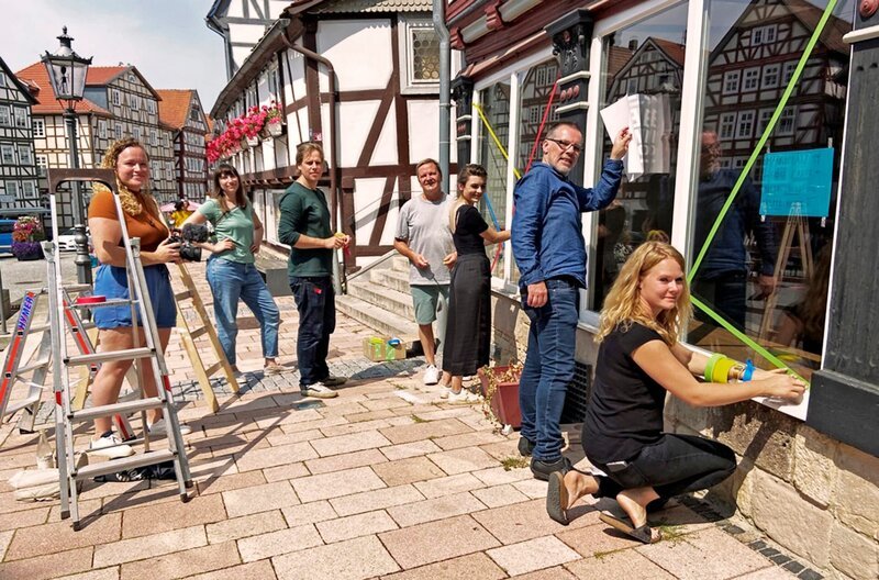 Die Pioniere bei einer Aktion gegen Leerstand in Homberg. – Bild: HR