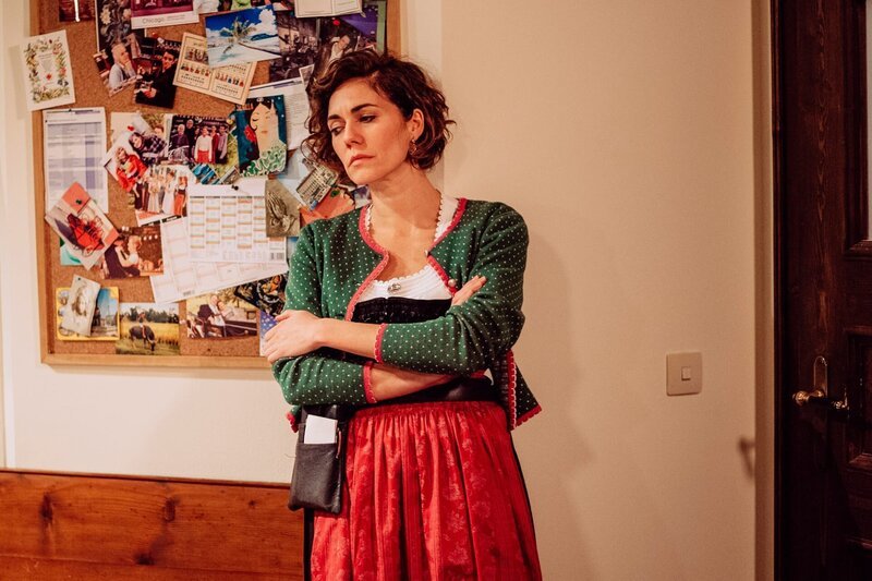 Fanny (Katrin Lux) setzt Gerstls argloses Lob zu. – Bild: BR/​Nadya Jakobs