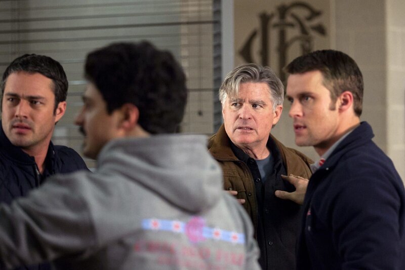 Kelly Severide (Taylor Kinney, l.), Otis (Yuri Sardarov, 2.v.l.) und Matthew Chasey (Jesse Spencer, r.) greifen ein, als es für Benny Severide (Treat Williams) gefährlich wird. – Bild: RTL /​ NBCUniversal Media, LLC