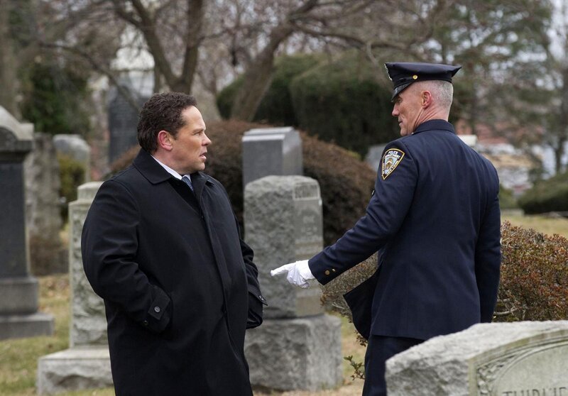 L-R: Detective Fusco (Kevin Chapman) und Officer Patrick Simmons (Robert John Burke) – Bild: PLURIMEDIA (Warner Bros)