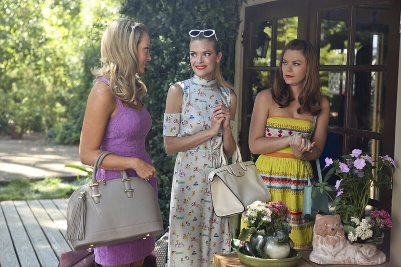 Zusammen machen sich Crickett (Brandi Burkhardt, l.), Lemon (Jaime King, M.) und AnnaBeth (Kaitlyn Black, r.) auf den Weg in das Ferienhaus von Georges Eltern, um dort endlich mal wieder all ihre Probleme zu vergessen … – Bild: Warner Brothers