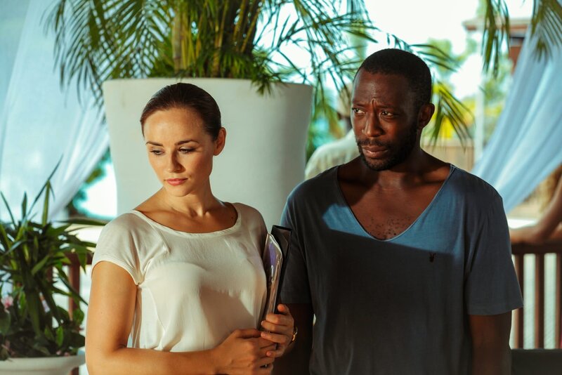 Der Geschäftsführerin Dr. Anna Jones (Emma Pierson, l.) und Paul Vincent (Shaun Parkes, r.) verhalten sich merkwürdig während der Ermittlungen. Was haben die beiden zu verbergen? – Bild: Red Planet Pictures