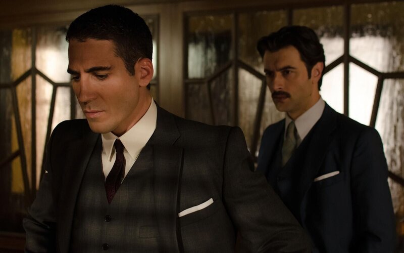 Alberto Márquez (Miguel Ángel Silvestre, l.); Mateo Ruiz (Javier Rey, r.) – Bild: Manuel Fernández-Valdés/​BetaFilm