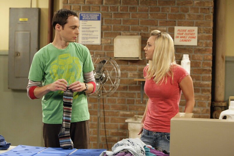 Jim Parsons (Sheldon), Kaley Cuoco (Penny). – Bild: Warner Bros. Television Lizenzbild frei