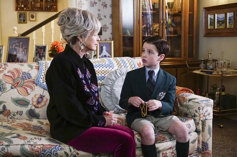 Wird sich Meemaw (Annie Potts, l.) dafür einsetzen, dass Sheldon (Iain Amitage, r.) nach Dallas auf eine Schule für Hochbegabte gehen kann? – Bild: Warner Bros.