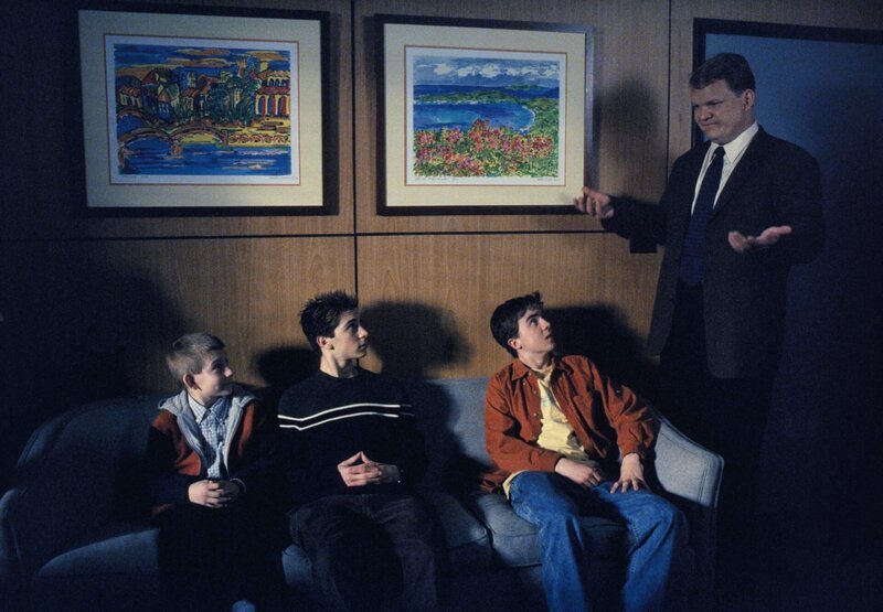 Beim Psychiater Doktor Kennedy (Andy Richter, r.) erzählen Malcolm (Frankie Muniz, 2.v.r.), Reese (Justin Berfield, 2.v.l.) und Dewey (Erik Per Sullivan, l.) in Rückblenden von ihrem Leben. – Bild: ViacomCBS