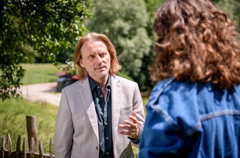 Michael (Erich Altenkopf, l.) bittet Fanny (Johanna Graen, r.), sich für ihn nach der Pflanze mit den Heilkräften schlau zu machen. – Bild: ARD/​WDR/​Christof Arnold