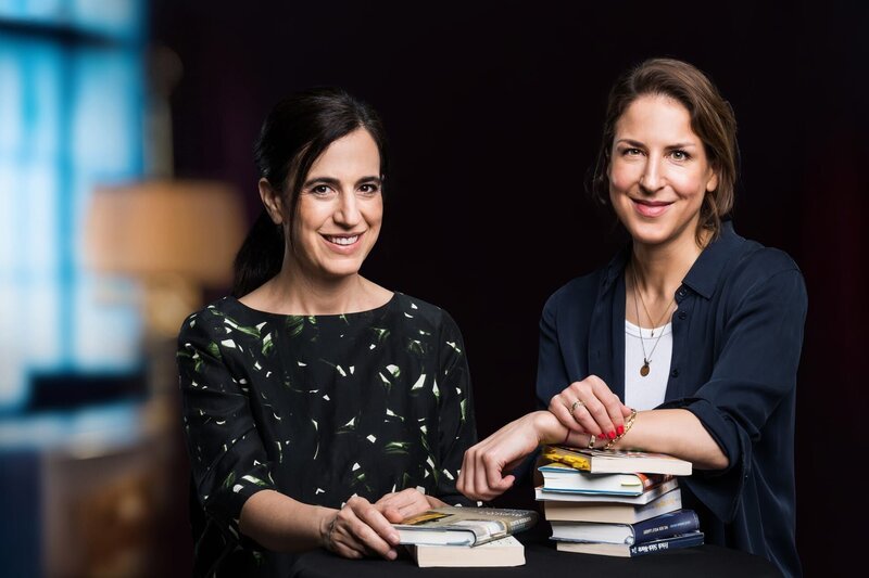 v.li.: Jennifer Khakshouri und Laura de Weck – Moderatorinnen Literaturclub – Bild: SRF/​Gian Vaitl