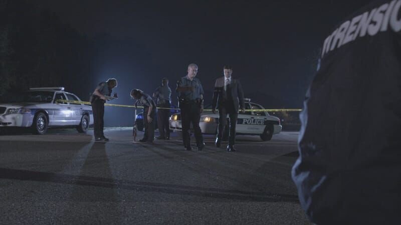 Lt. Joe Kenda (Carl Marino, r.) wird zu einem Tatort im teuren Stadtteil von Colorado Springs gerufen. Eine zweifache Mutter wurde ermordet. Als Kenda ihr Leben beleuchtet, macht er erstaunliche Entdeckungen … – Bild: Jupiter Entertainment