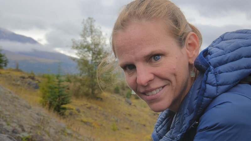Mount St. Helens, WA – Professor Brittany Brand erforscht den Mount St. Helens, den Ort des verheerendsten Vulkanausbruchs in Amerika. (National Geographic) – Bild: The National Geographic Channel.