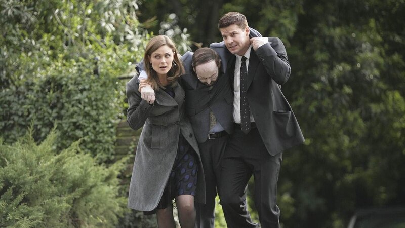 Als Booth (David Boreanaz) und Brennan (Emily Deschanel) an der Beerdigung eines Mitarbeiters teilnehmen entdeckt Brennan zufällig, dass das Opfer keineswegs eines natürlichen Todes gestorben ist. – Bild: MG RTL D /​ Fox