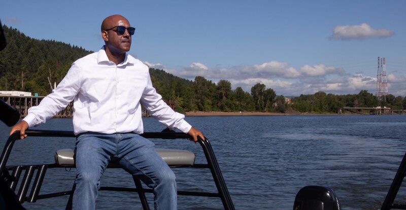 Portland, OR – Reggie Des Roche sieht sich auf dem Willamette River in Portland Verflüssigungsstellen an. – Bild: The National Geographic Channel