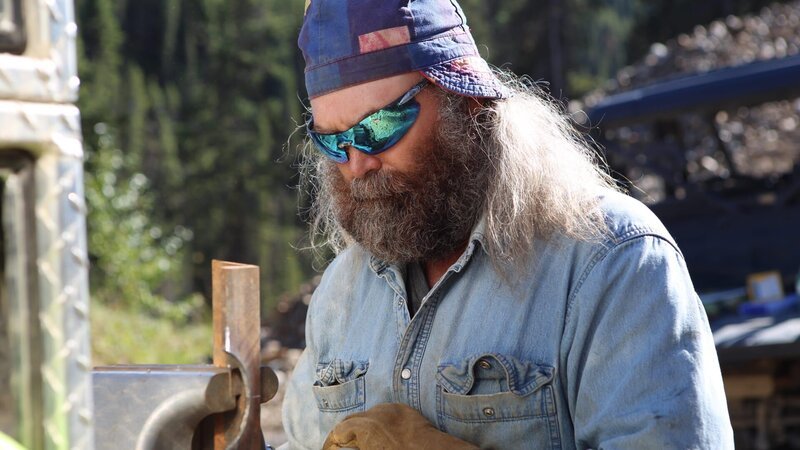 Keith Paradis screws a piece of metal with a drill wearing protective gloves and glasses – Bild: Discovery Channel /​ Discover Images